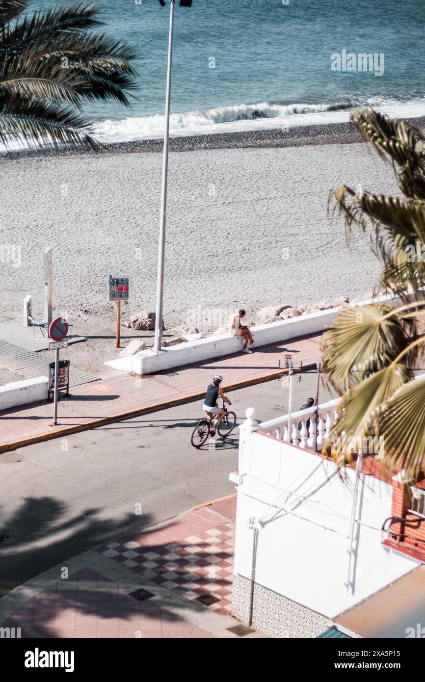 Una strada urbana trafficata con pedoni e ciclisti Foto Stock