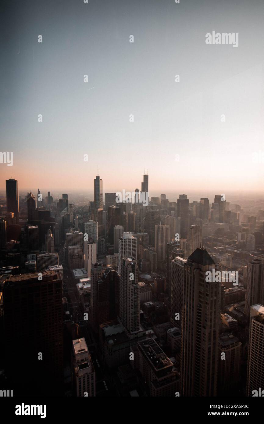 Una vista aerea della città al tramonto Foto Stock