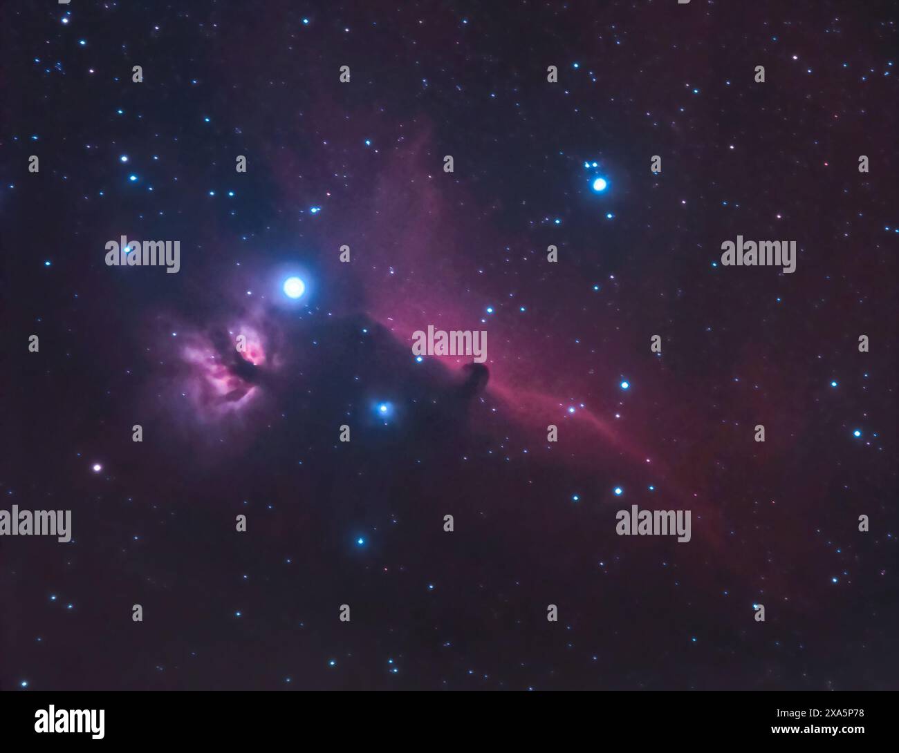 Una vista panoramica della nebulosa nello spazio Foto Stock