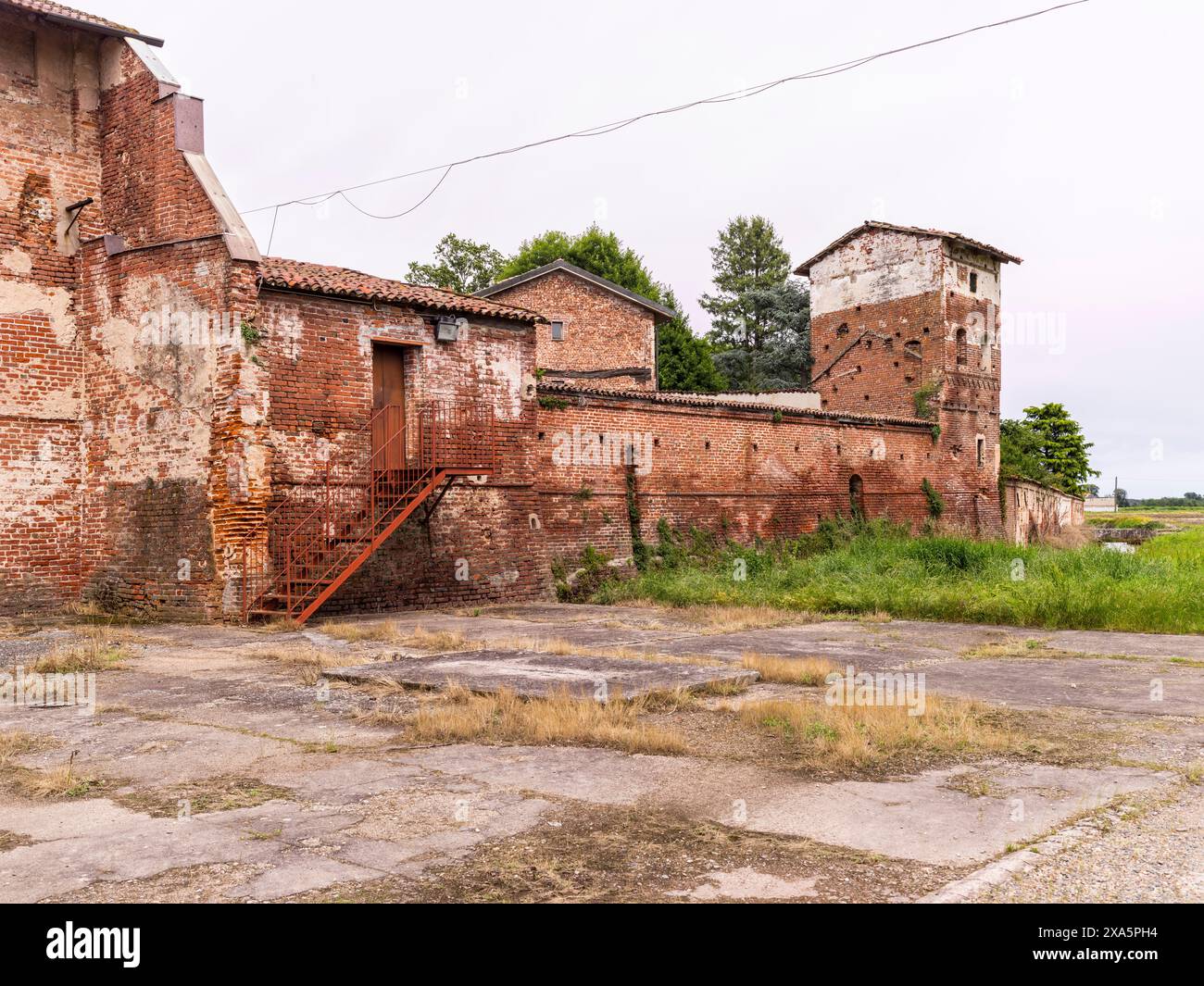 Collobiano, Piemonte, Italia - 31 maggio 2024: Esterno di una vecchia riseria. Foto Stock