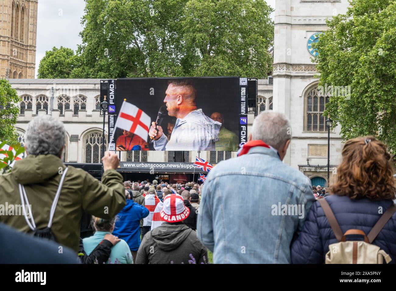 WESTMINSTER INGHILTERRA - 1 giugno 2024: Folla che ascolta Tommy Robinson a marzo per l'Inghilterra e contro la manifestazione di polizia a due livelli Foto Stock