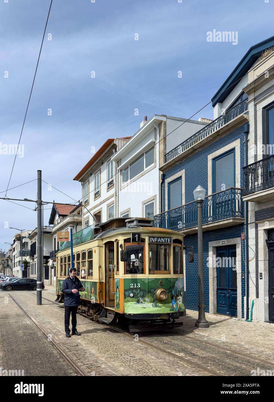 Tram linea 1 tra il centro di Porto e il quartiere di Foz a Porto, Portogallo Foto Stock