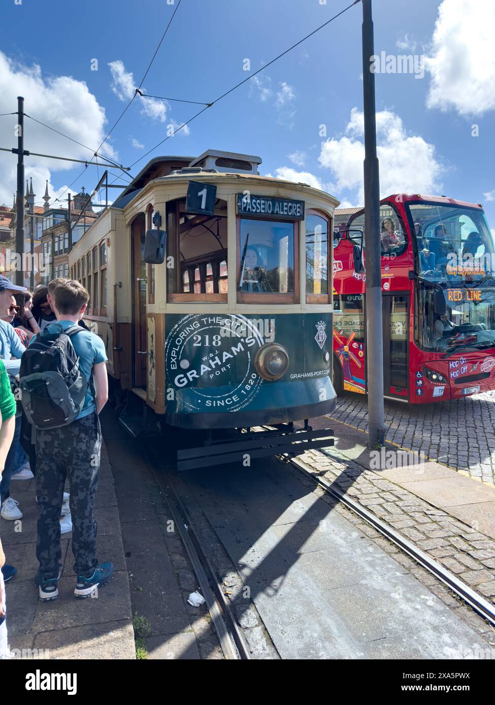 Tram linea 1 tra il centro di Porto e il quartiere di Foz a Porto, Portogallo Foto Stock