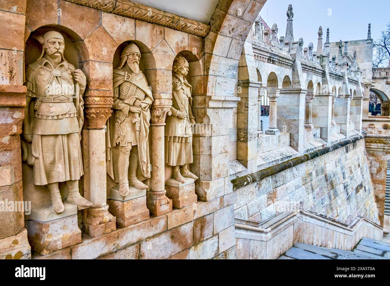 Statue dei guerrieri medievali della dinastia Arpad sulle pareti della porta sopra la scalinata del Bastione dei pescatori a Budapest, Ungheria Foto Stock