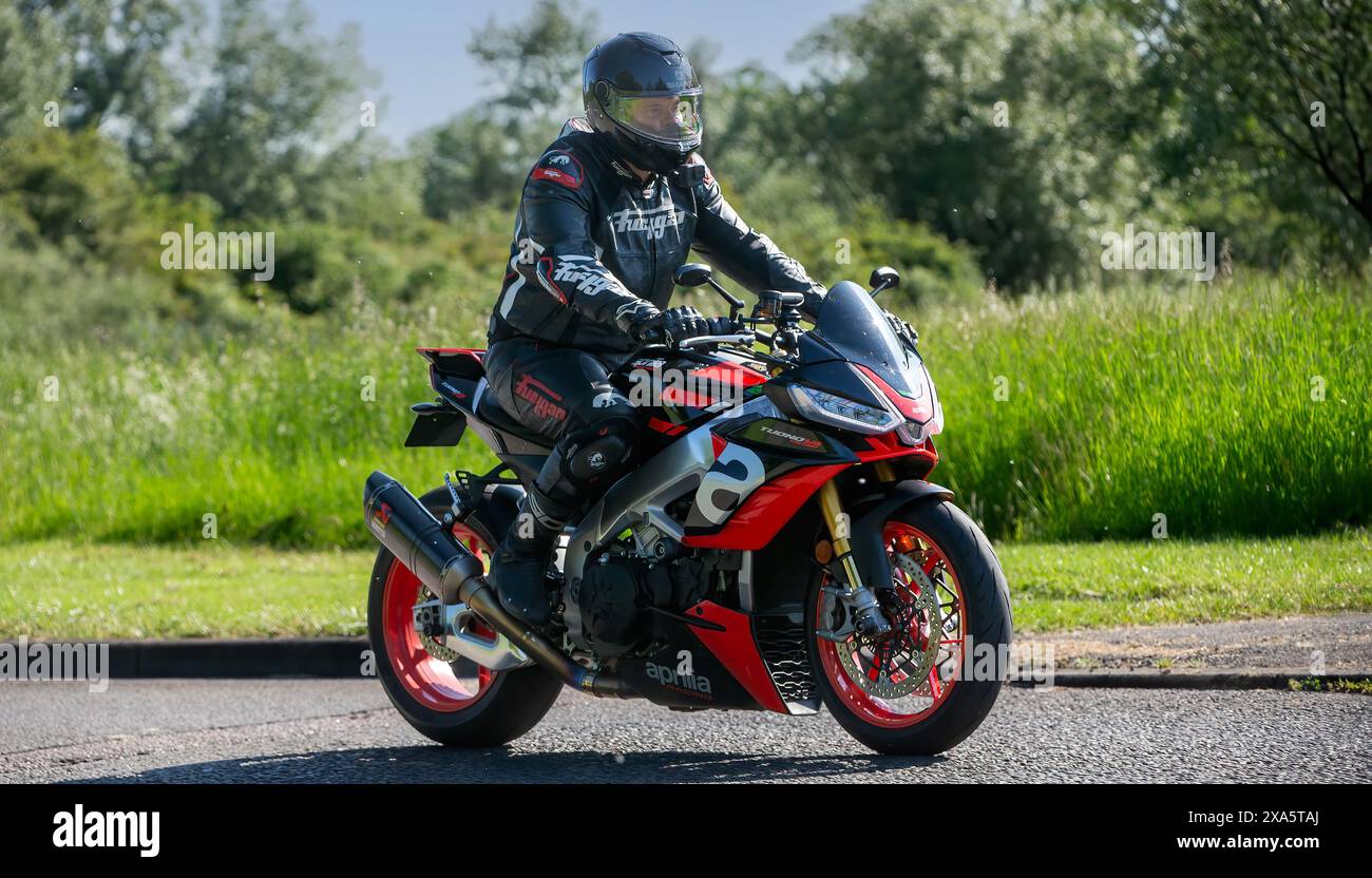 Stony Stratford, Regno Unito - 2 giugno 2024: 2022 Aprilia Tuono V4 100 motocicletta di fabbrica su una strada di campagna britannica Foto Stock