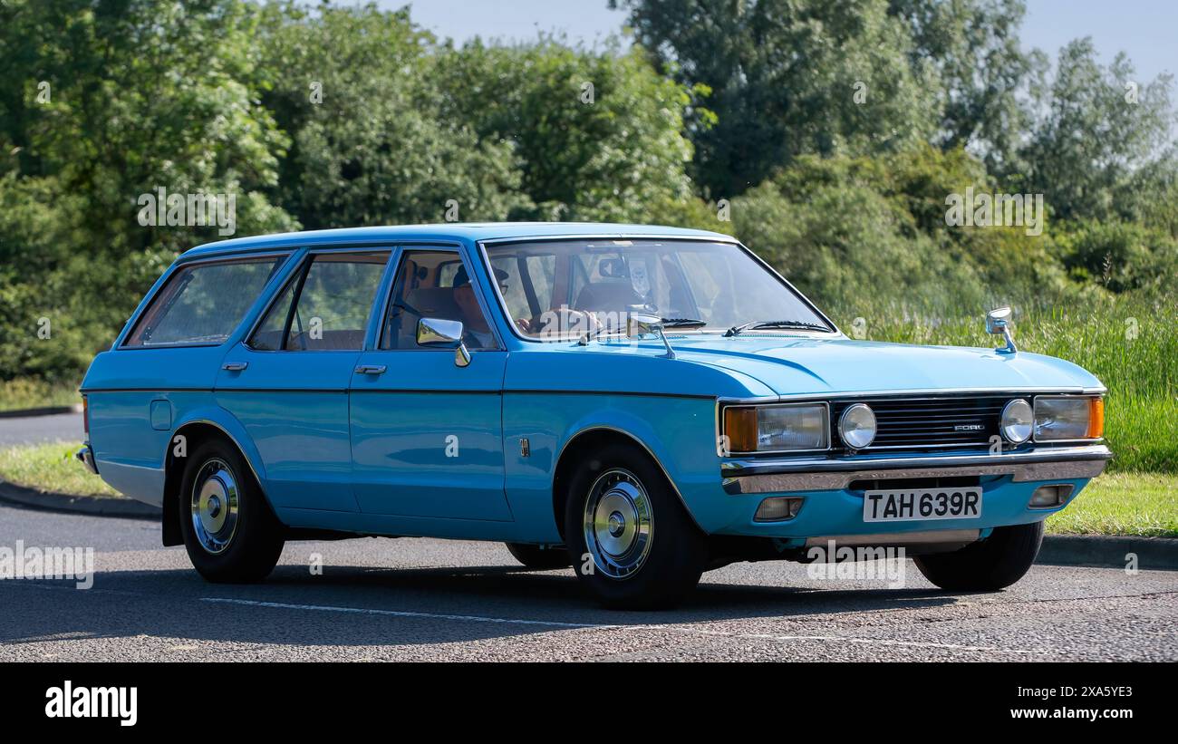 Stony Stratford, Regno Unito - 2 giugno 2024: 1977 Ford Granada station wagon blu su una strada di campagna britannica Foto Stock