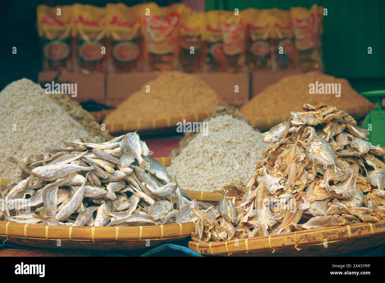 Mucche di Bulad o tradizionale pesce secco salato filippino esposto in vendita in una bancarella del mercato locale che mostra la cucina locale nelle Filippine Foto Stock