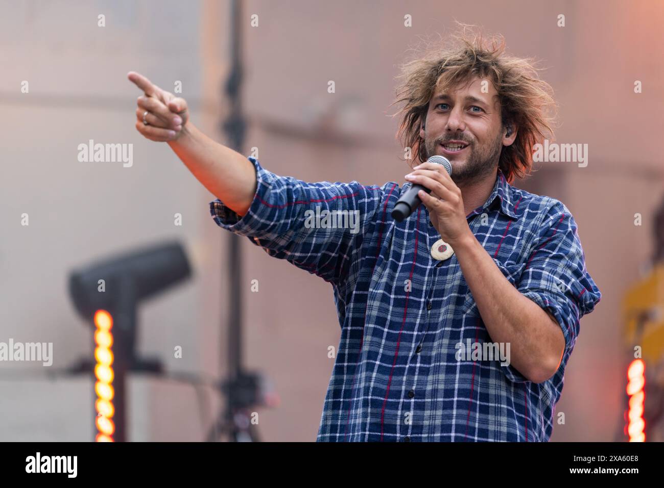 The Magic Mumble Jumble, German-Dutch Folk-Pop-Band con il bandleader Paul Instance al Freiraum Festival, al Trinkkuranlage di Bad Nauheim, Assia, Germania. 31 maggio 2024. Foto Stock