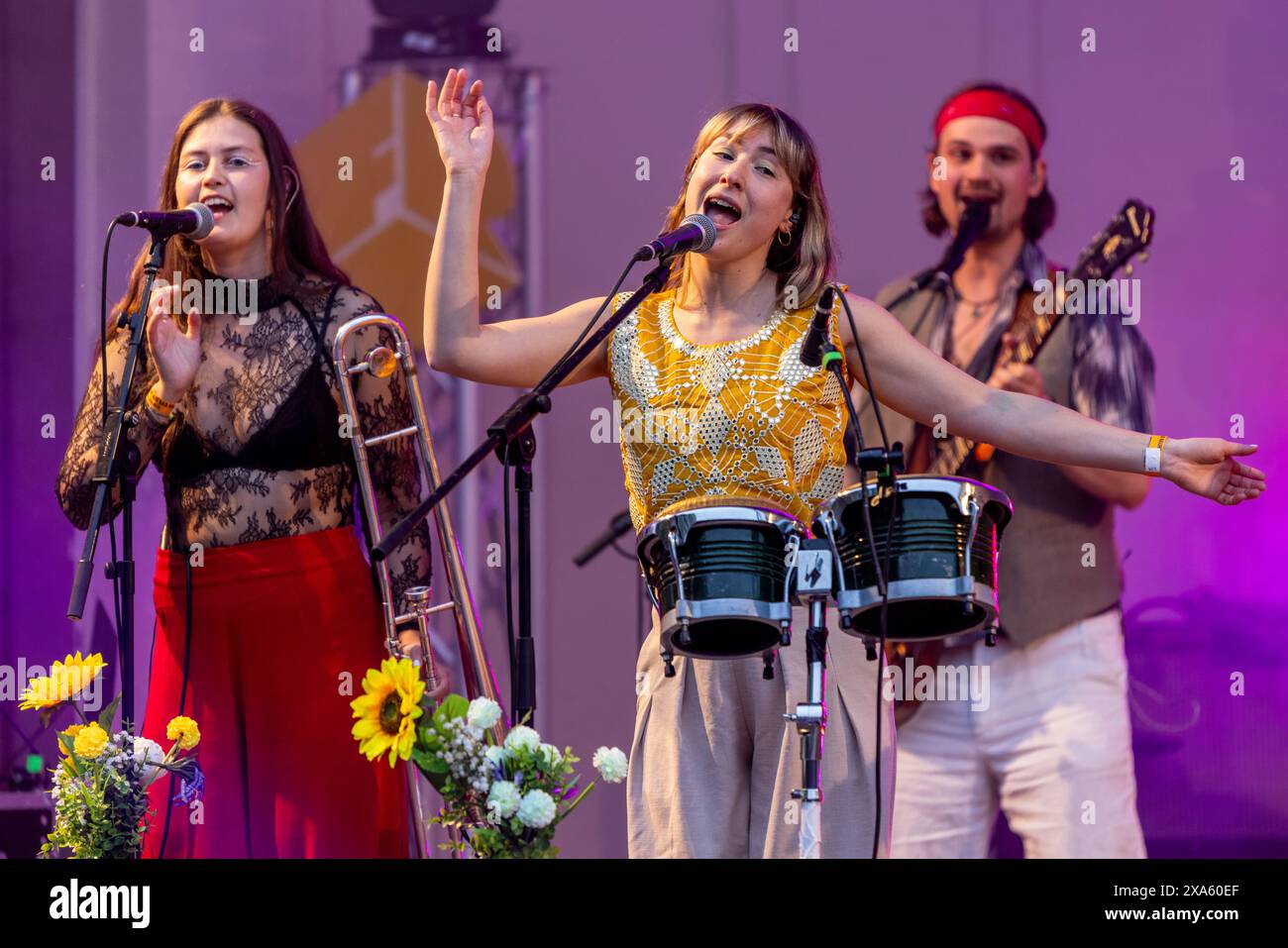 The Magic Mumble Jumble, German-Dutch Folk-Pop Band al Freiraum Festival, al Trinkkuranlage di Bad Nauheim, Assia, Germania. 31 maggio 2024. Foto Stock