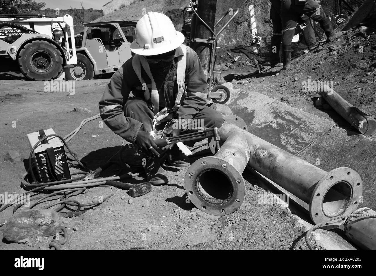 Immagine vintage di una persona con occhiali di sicurezza sopra la testa Foto Stock