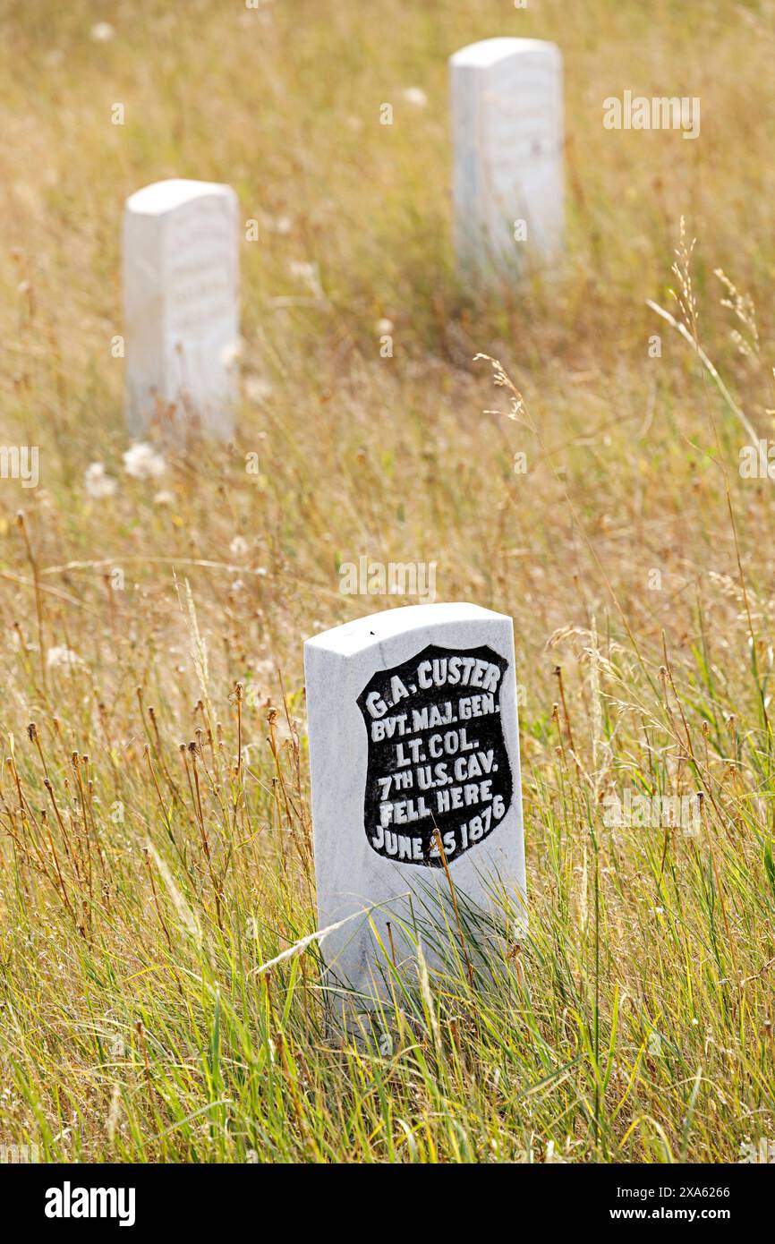 Le pietre del marcatore per il Generale Custer e soldati uccisi al Little Bighorn Battlefield National Monument, Hardin, Montana, USA Foto Stock