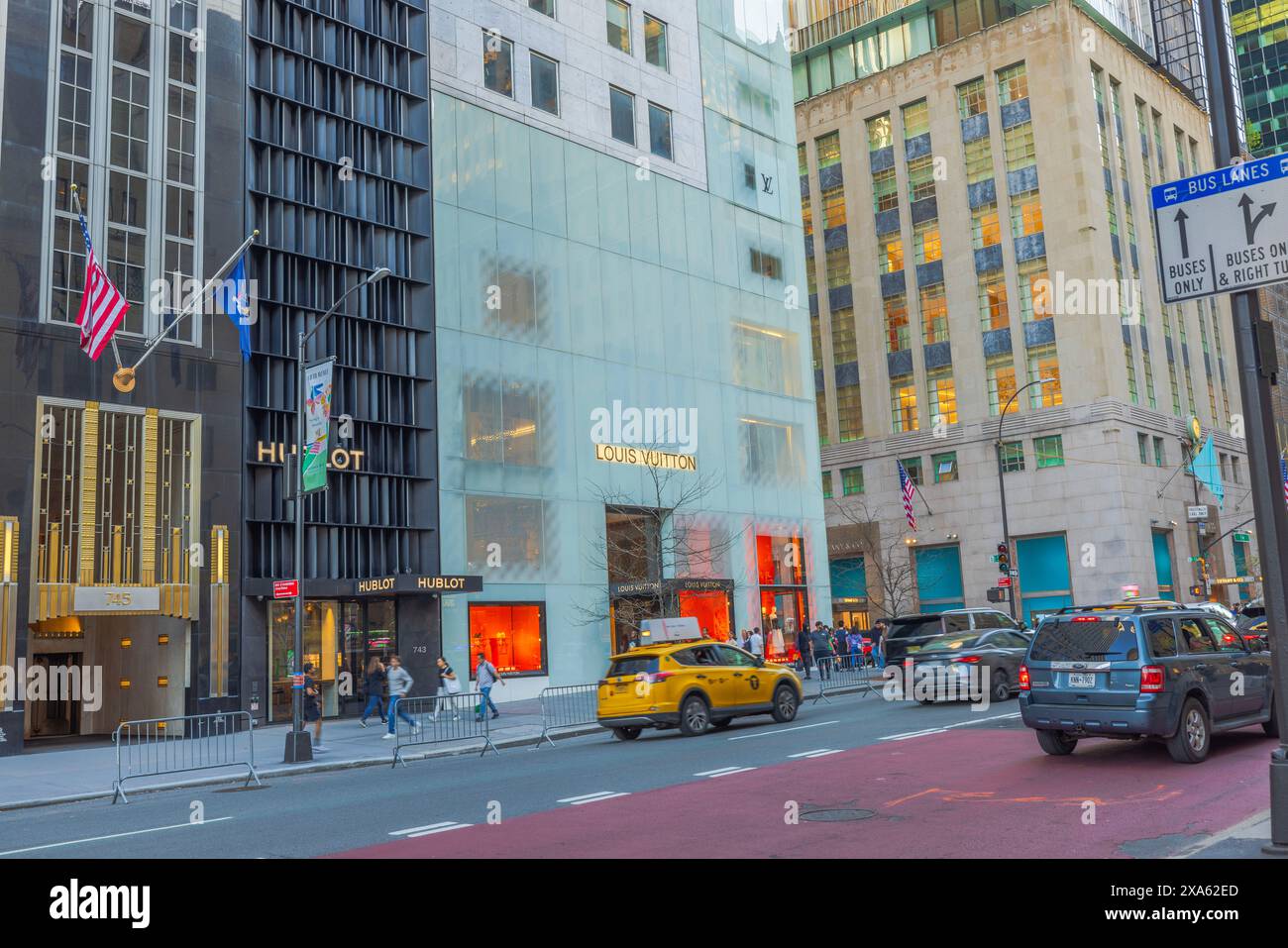 Splendida vista della boutique del marchio Louis Vuitton e delle auto che si spostano lungo la Fifth Avenue. New York. STATI UNITI. Foto Stock