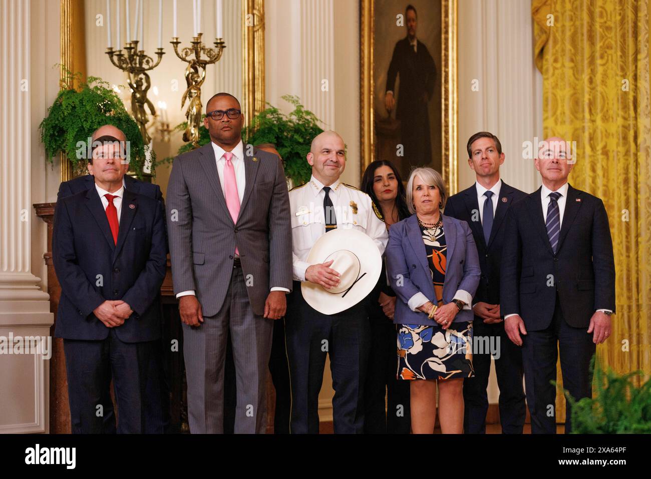 Washington, Stati Uniti. 4 giugno 2024. Il Segretario alla sicurezza interna Alejandro Mayorkas si trova con i sindaci del confine meridionale nella sala orientale della Casa Bianca a Washington DC. Il Presidente Biden ha firmato un ordine esecutivo che chiuderà temporaneamente il processo di richiesta di asilo. (Foto di Aaron Schwartz/Sipa USA) credito: SIPA USA/Alamy Live News Foto Stock