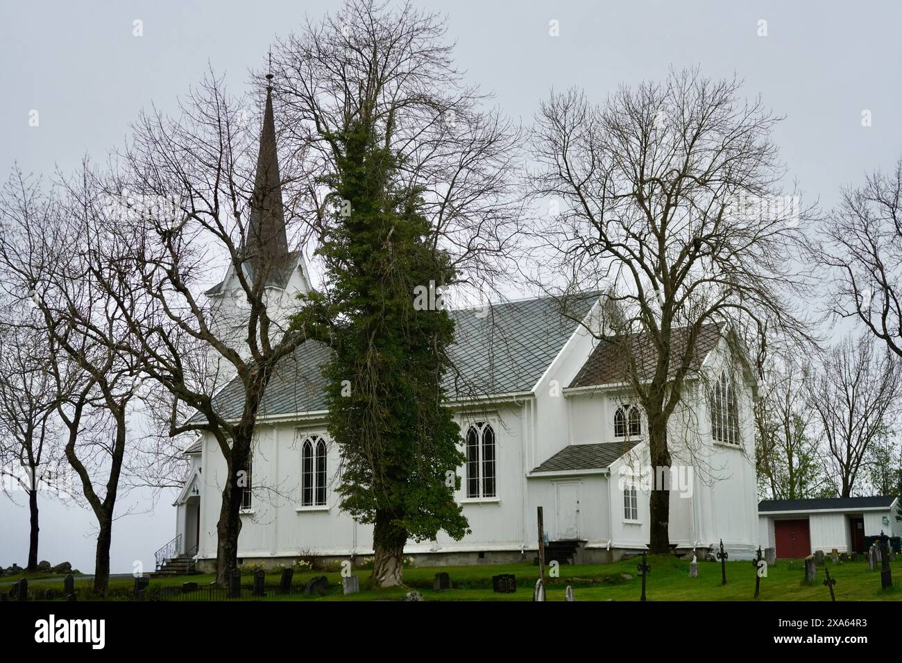 La chiesa di Hoegset a Gjemnes, Norvegia, circondata da alberi Foto Stock