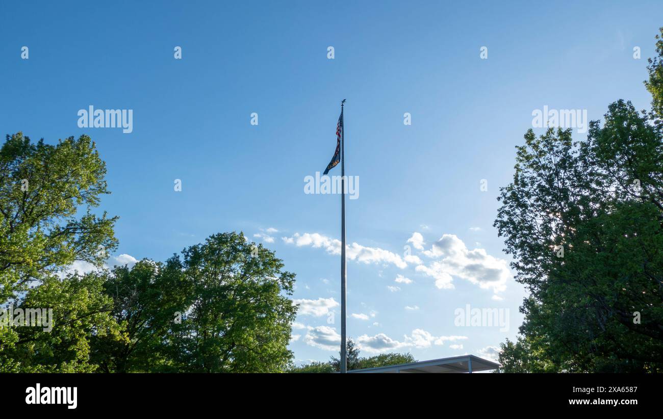 Asta con bandiera sopra l'ingresso di una casa Foto Stock