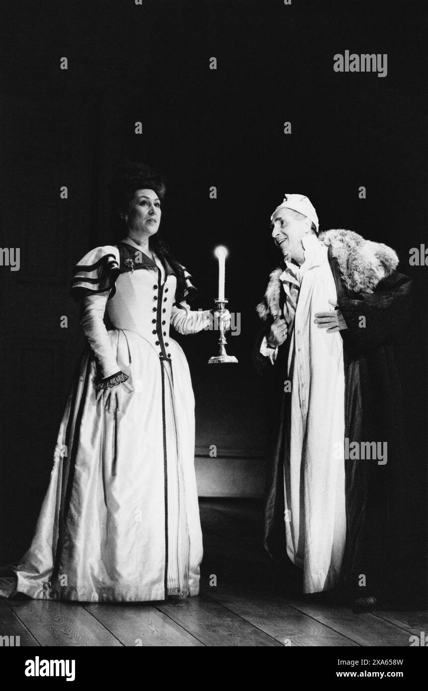 Richenda Carey (Margaret Nicholson), Nigel Hawthorne (King George III) in THE MADNESS OF GEORGE III di Alan Bennett Any The Lyttelton Theatre, National Theatre (NT), Londra SE1 1993 design: Mark Thompson illuminazione: Paul Pyant regista: Nicholas Hytner Foto Stock