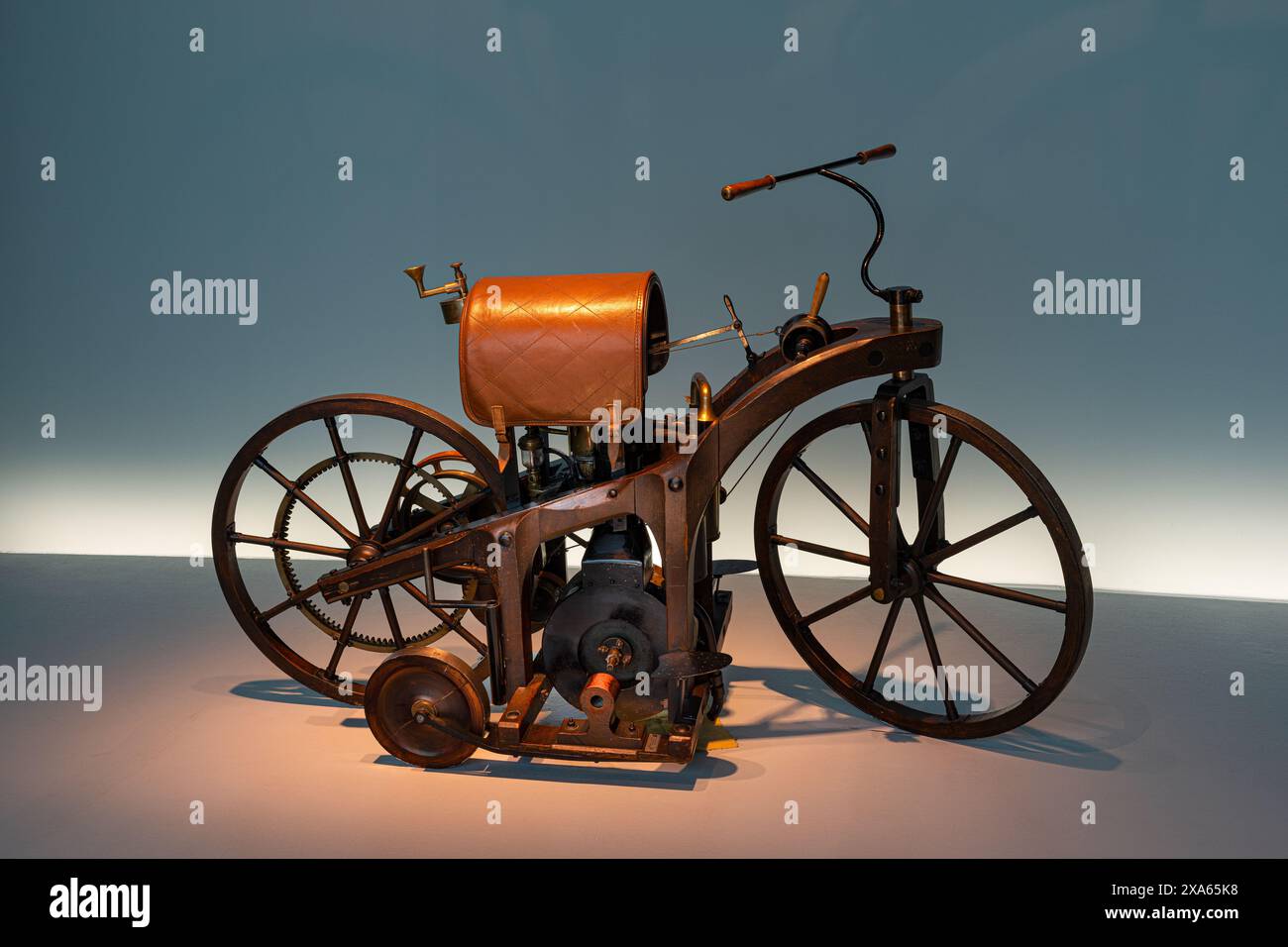 Daimler Riding Carriage ( in tedesco Reitwagen) (1885). Museo Mercedes Benz, Mercedes-Benz World di Stoccarda, Baden Wuertemberg, Germania, Europa Foto Stock