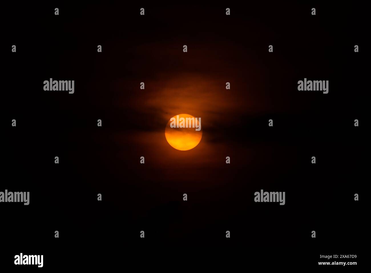 Un cielo notturno eclissi sopra l'acqua e la terra Foto Stock