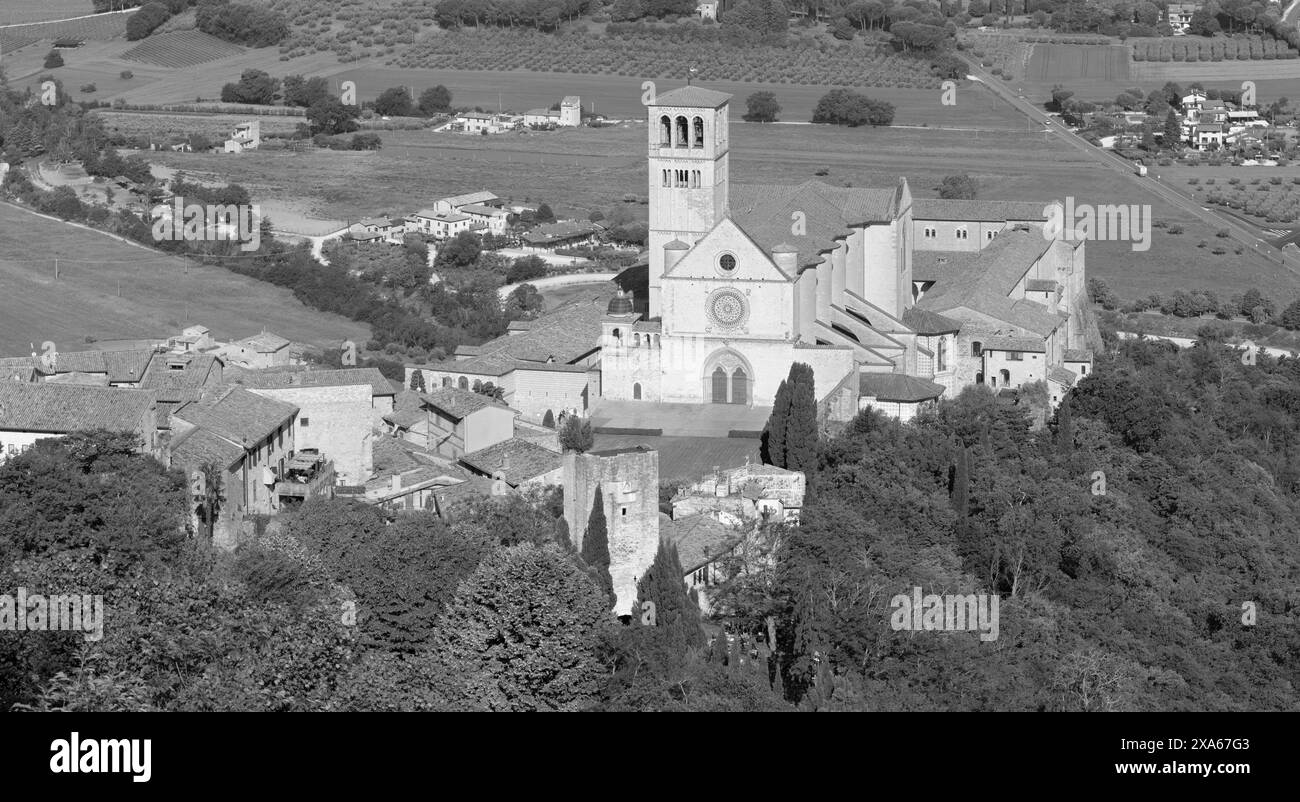 Assisi - la Basilica di San Francesco sul paesaggio umbro. Foto Stock
