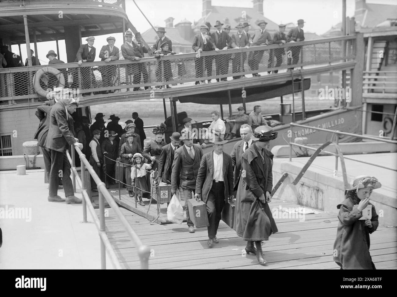 Immigrati che arrivano a Ellis Island nella baia di New York superiore il 1° gennaio 1920. (USA) Foto Stock