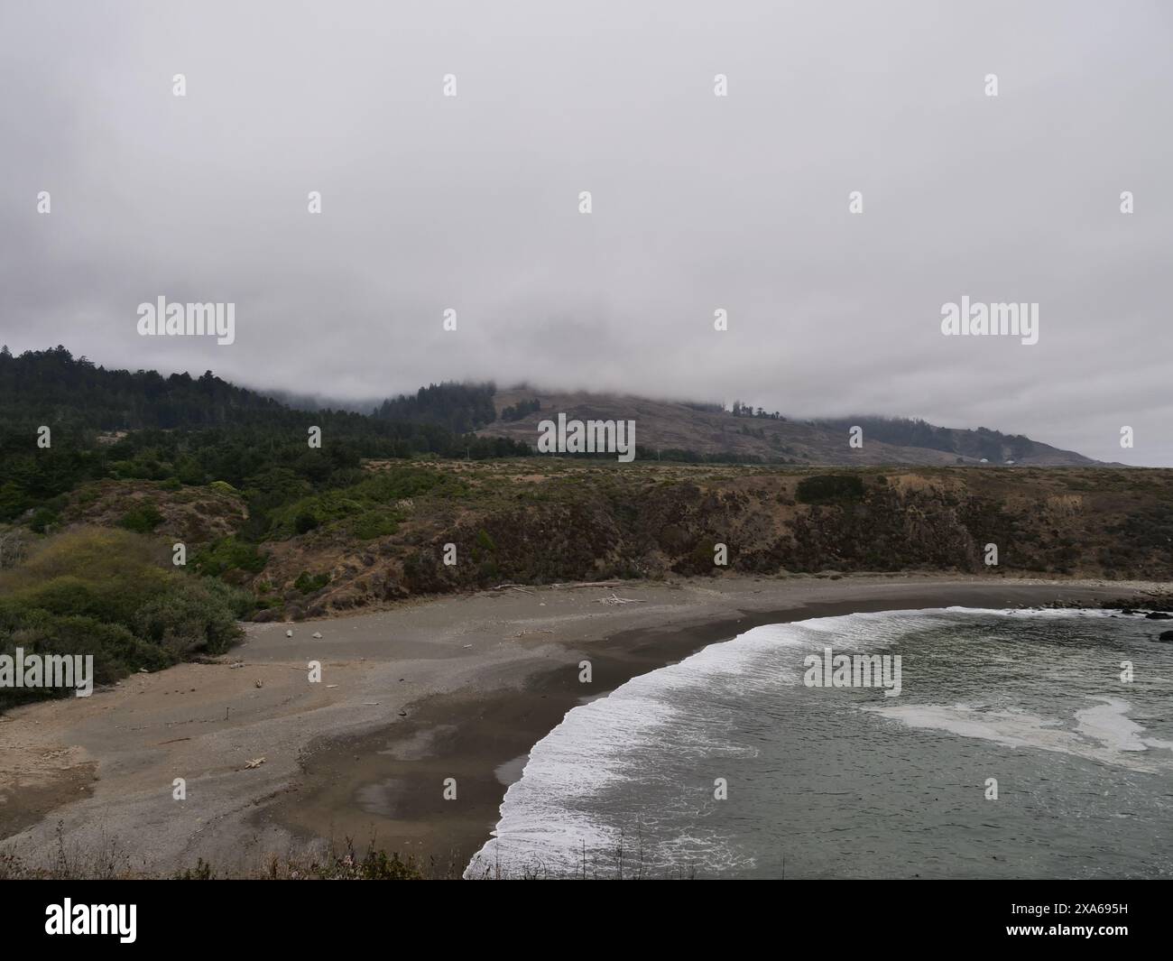 Uno splendido paesaggio costiero della California con colline e vista sull'oceano Foto Stock