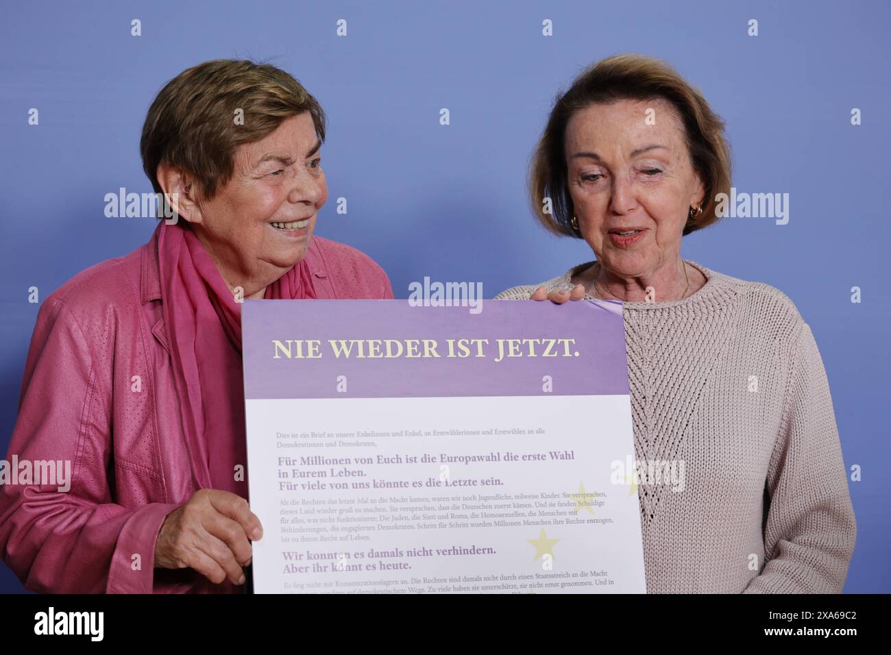 Ruth Winkelmann, Bundesverdienstkreuzträgerin und aktiv engagierte Zeitzeugin, 95 Jahre , Eva Umlauf, Holocaust-Überlebende und Bundesverdienstkreuzträgerin, 81 Jahre, Deutschland, Berlin, Bundespressekonferenz, Thema: Pressekonferenz: Europawahl: Berühmte Zeitzeuginnen und Zeitzeugen des 2. Weltkrieges wie die Bundesverdienstkreuzträger Leon Weintraub, Eva Umlauf und Walter Frankenstein rufen Erstwählerinnen und Erstwähler mit offenem Brief zur Wahl gegen Rechtsextremismus auf: WIR konnten es damals nicht verhindern. Aber ihr könnt es heute. *** Ruth Winkelmann, Croce federale al merito recipie Foto Stock