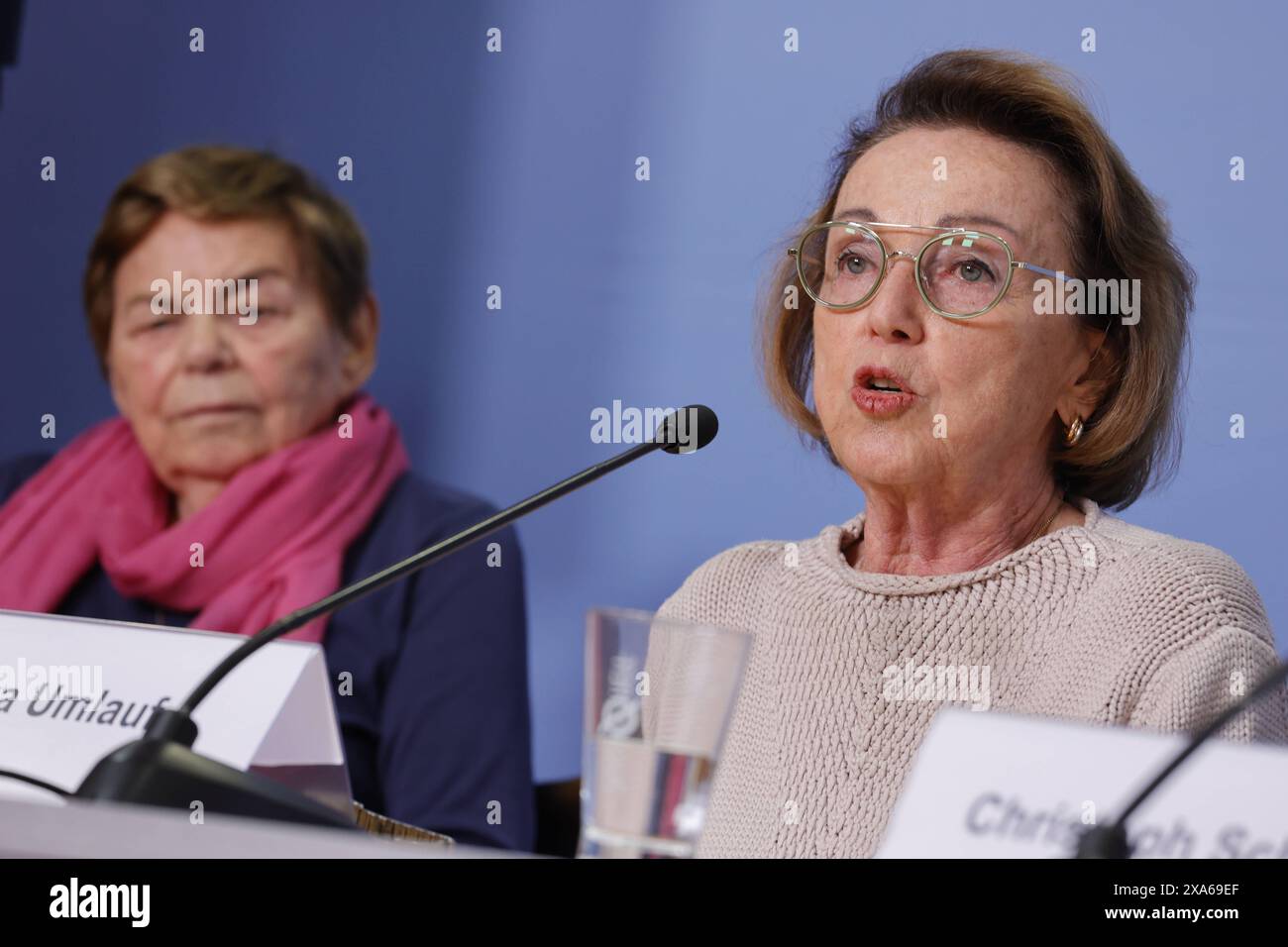 Ruth Winkelmann, Bundesverdienstkreuzträgerin und aktiv engagierte Zeitzeugin, 95 Jahre , Eva Umlauf, Holocaust-Überlebende und Bundesverdienstkreuzträgerin, 81 Jahre, Deutschland, Berlin, Bundespressekonferenz, Thema: Pressekonferenz: Europawahl: Berühmte Zeitzeuginnen und Zeitzeugen des 2. Weltkrieges wie die Bundesverdienstkreuzträger Leon Weintraub, Eva Umlauf und Walter Frankenstein rufen Erstwählerinnen und Erstwähler mit offenem Brief zur Wahl gegen Rechtsextremismus auf: WIR konnten es damals nicht verhindern. Aber ihr könnt es heute. *** Ruth Winkelmann, Croce federale al merito recipie Foto Stock