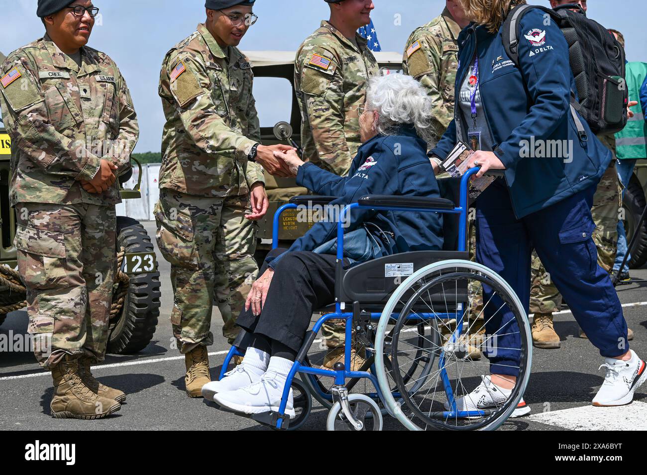 Un veterano americano della seconda guerra mondiale stringe la mano a un soldato americano dopo essere arrivato a Deauville, in Francia, il 3 giugno 2024 per il 80° anniversario delle celebrazioni del D-Day. La commemorazione del D-Day 80 serve a onorare i sacrifici dei membri del servizio degli Stati Uniti fatti 80 anni fa per garantire la pace e la sicurezza, e ispirare le generazioni future a valorizzare una visione collettiva della pace globale. (Foto dell'esercito degli Stati Uniti del 1st Sgt. John Etheridge) Foto Stock