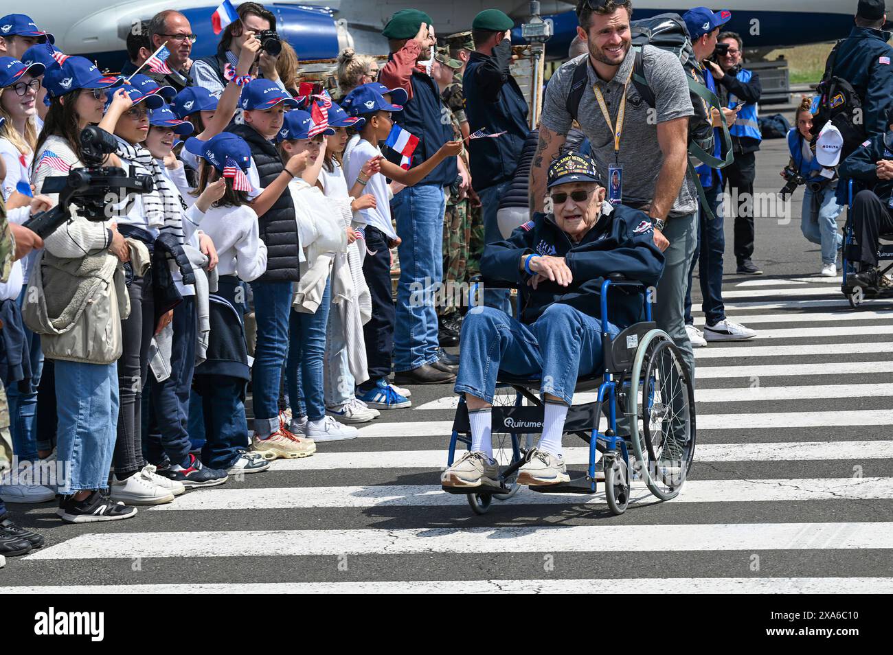 I militari e i membri della comunità degli Stati Uniti attendono di salutare i veterani americani della seconda guerra mondiale a Deauville, Francia, 3 giugno 2024. Il gruppo di veterani è arrivato in Francia per partecipare al 80 ° anniversario delle celebrazioni del D-Day. La commemorazione del D-Day 80 serve a onorare i sacrifici dei membri del servizio degli Stati Uniti fatti 80 anni fa per garantire la pace e la sicurezza, e ispirare le generazioni future a valorizzare una visione collettiva della pace globale. (Foto dell'esercito degli Stati Uniti del 1st Sgt. John Etheridge) Foto Stock