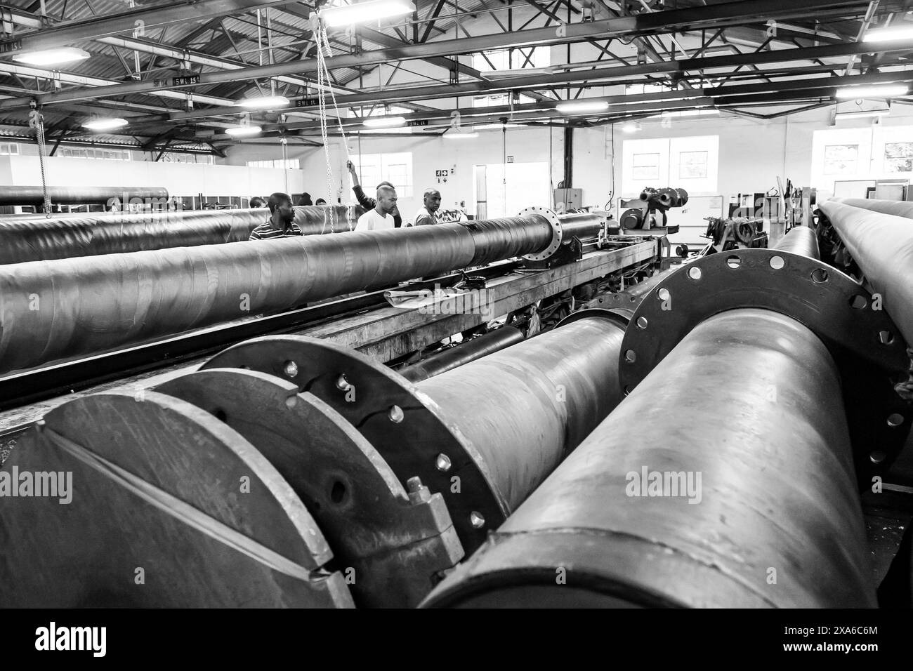 L'interno di una fabbrica con macchinari che producono tubi e canne a Johannesburg, Sud Africa Foto Stock