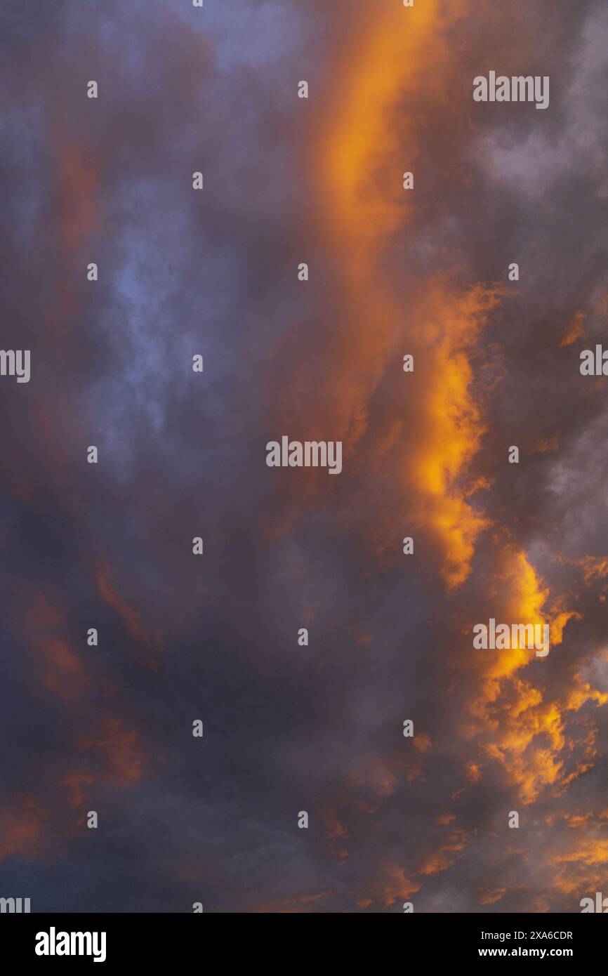 foto di un cielo serale al tramonto con cullo dorato e viola e nuvole perisferiche Foto Stock