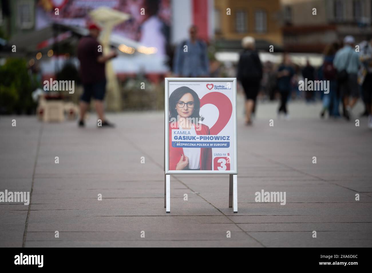 Varsavia, Mazowiecka, Polonia. 4 giugno 2024. Un cartello che pubblicizza il deputato del partito al governo e candidato dell'EP Kamila Gasiuk-Pihowicz è visto vicino alla Piazza del Castello reale. (Credit Image: © Jaap Arriens/ZUMA Press Wire) SOLO PER USO EDITORIALE! Non per USO commerciale! Foto Stock