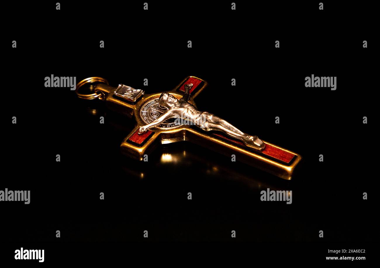 Ripresa ad angolo alto di un crocifisso su sfondo nero Foto Stock