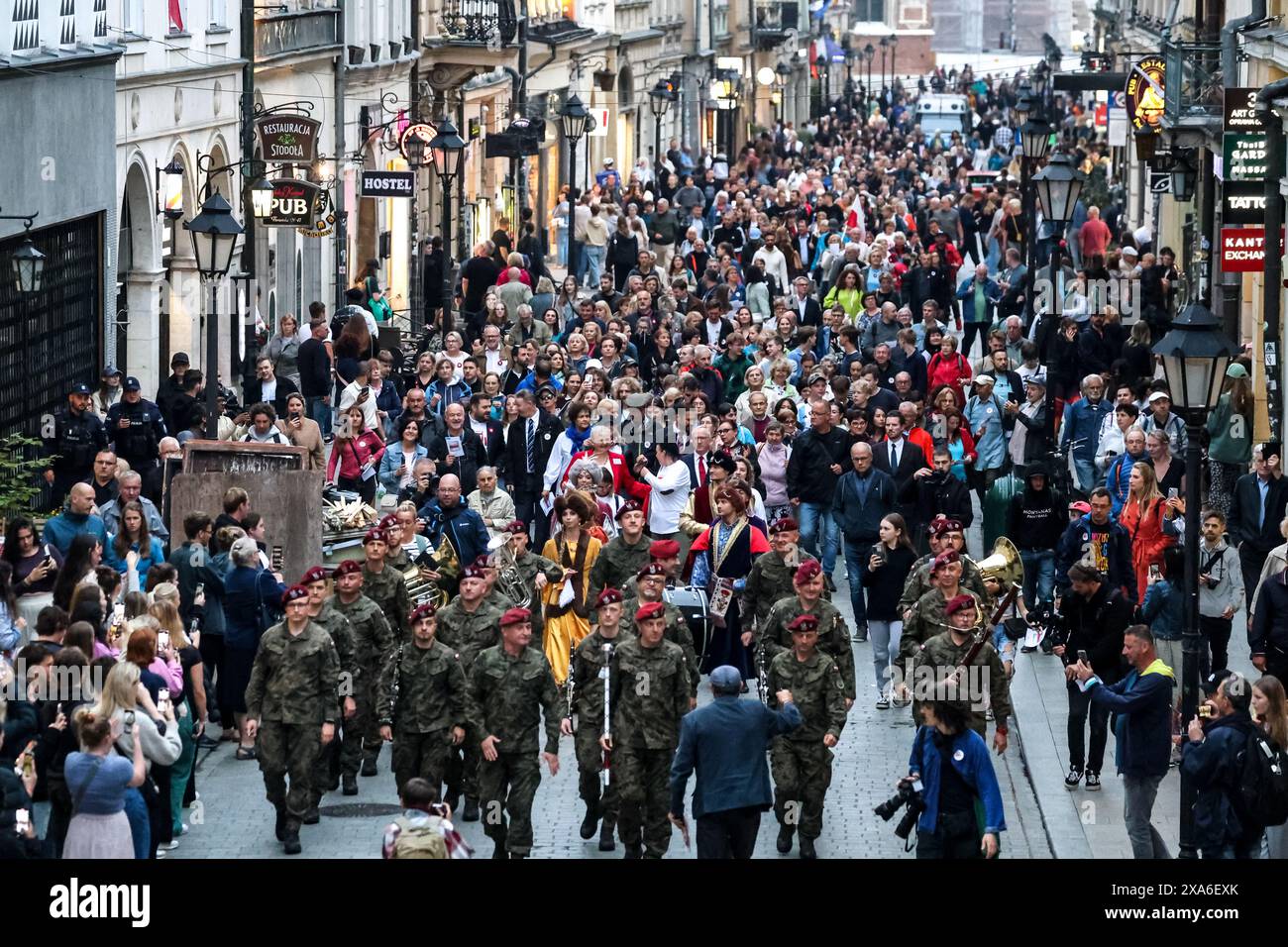 Cracovia, Polonia, 4 giugno 2024. I partecipanti camminano in una marcia per celebrare il 35. Anniversario delle prime elezioni libere dopo la caduta del comunismo sulla piazza principale della città vecchia di Cracovia. Il nuovo governo vuole costituire il 4. Di giugno una nuova festa nazionale. Crediti: Dominika Zarzycka/Alamy Live News. Foto Stock