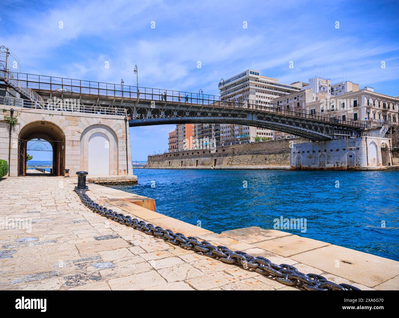 Veduta del Ponte Girevole, simbolo di Taranto in Puglia. Foto Stock