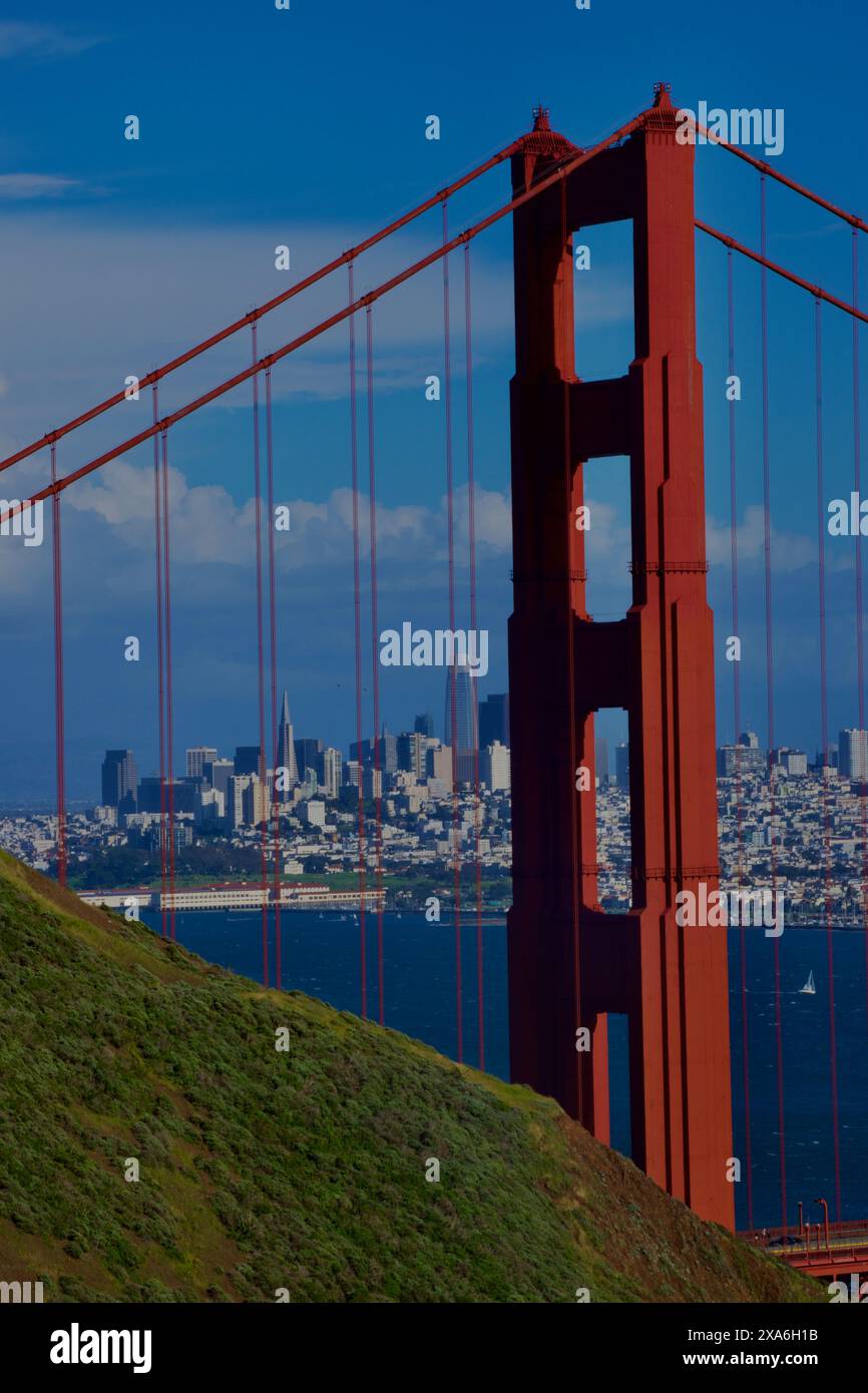 Il Golden Gate Bridge ha chiuso l'attenzione su una torre e sullo sfondo il centro di San Francisco Foto Stock