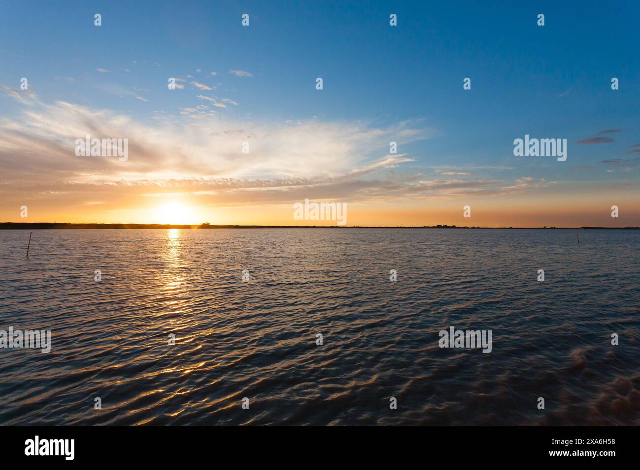 Un tramonto sulla laguna del Delta del po in Italia. Foto Stock