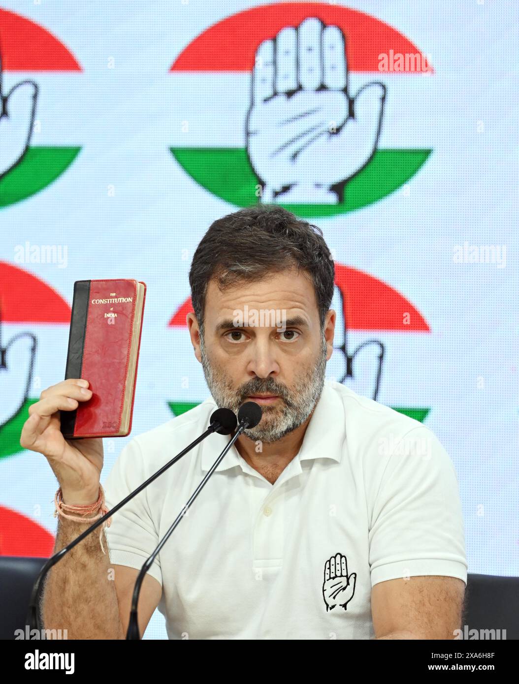 NUOVA DELHI, INDIA - 4 GIUGNO: I leader del Congresso Rahul Gandhi si rivolgono a una conferenza stampa presso la sede dell'AICC, il 4 giugno 2024 a nuova Delhi, India. La coalizione NDA guidata dal BJP ha guidato la maggioranza dei seggi, ma ha affrontato una sfida più forte da parte dell'opposizione del previsto. È probabile che il BJP vinca circa 240 seggi di Lok Sabha, mentre il blocco DELL'opposizione INDIA potrebbe vincere circa 232 seggi. (Foto di Sanjeev Verma/Hindustan Times/Sipa USA) Foto Stock