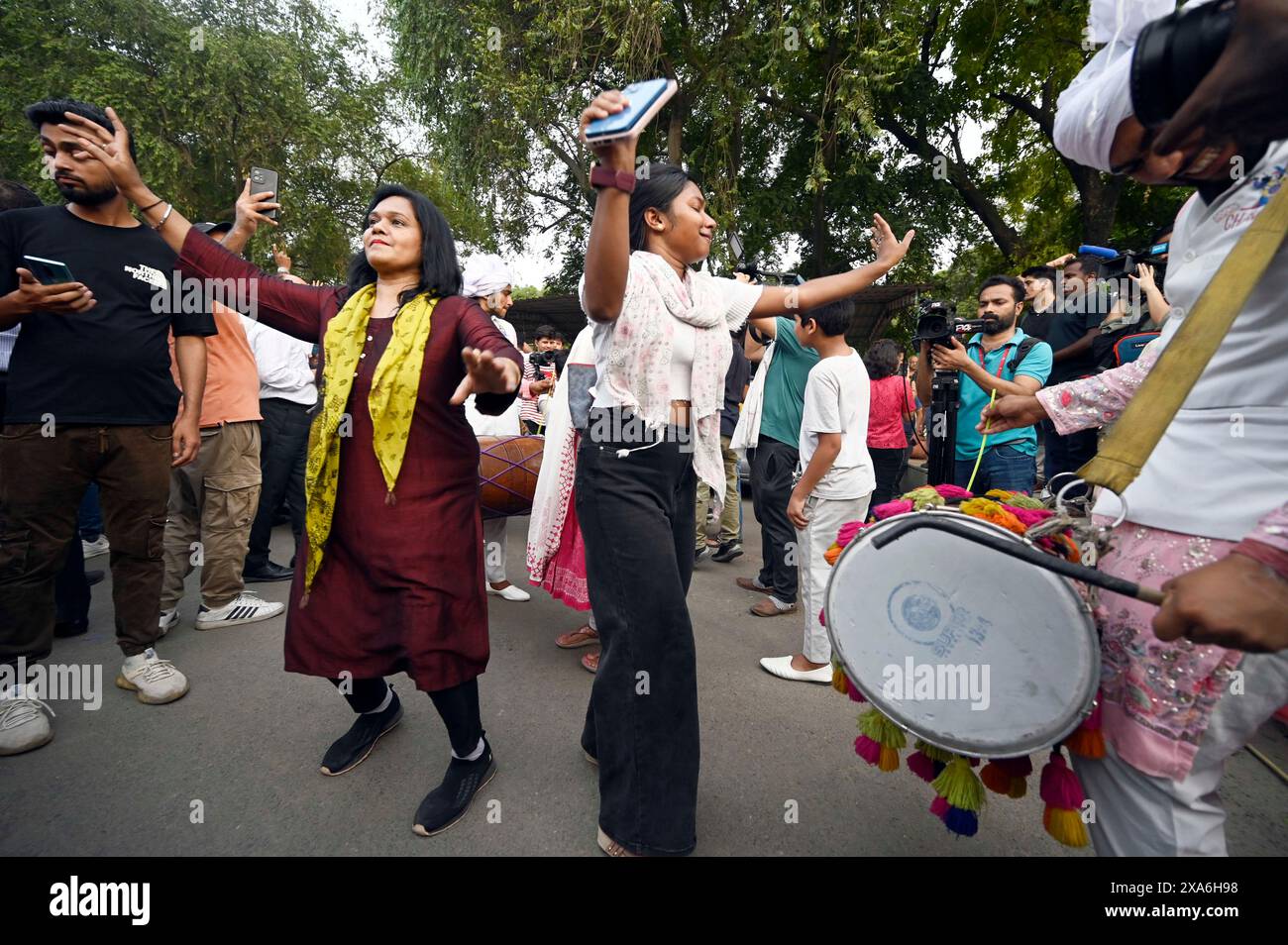 NUOVA DELHI, INDIA - 4 GIUGNO: I sostenitori del Congresso celebrano presso la sede dell'AICC, il 4 giugno 2024 a nuova Delhi, India. La coalizione NDA guidata dal BJP ha guidato la maggioranza dei seggi, ma ha affrontato una sfida più forte da parte dell'opposizione del previsto. È probabile che il BJP vinca circa 240 seggi di Lok Sabha, mentre il blocco DELL'opposizione INDIA potrebbe vincere circa 232 seggi. (Foto di Sanjeev Verma/Hindustan Times/Sipa USA) Foto Stock