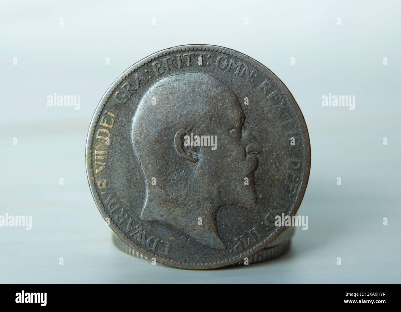 Primo piano di una moneta britannica da un penny con il re Edoardo VII Foto Stock