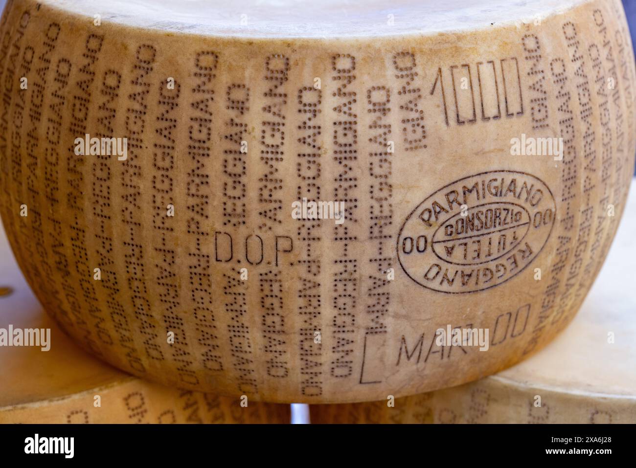 Un'intera forma di Parmigiano Reggiano a Parma. Foto Stock