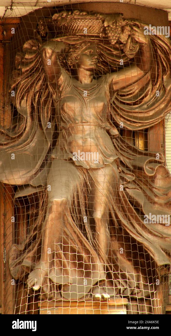 Una gabbia metallica racchiude una statua femminile. Foto Stock