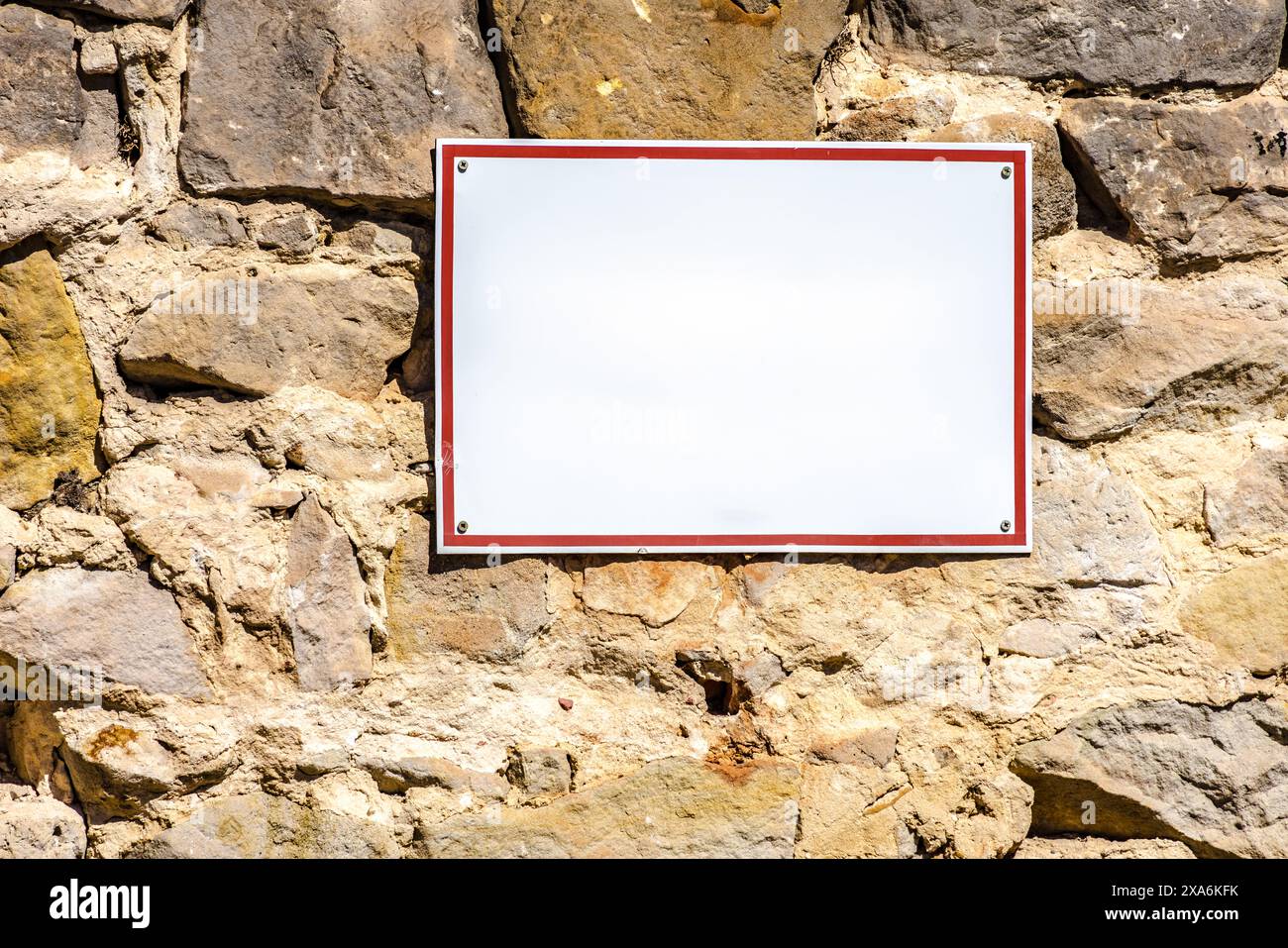 Cartello vuoto su un muro di pietra di una cava con spazio immacolato Foto Stock