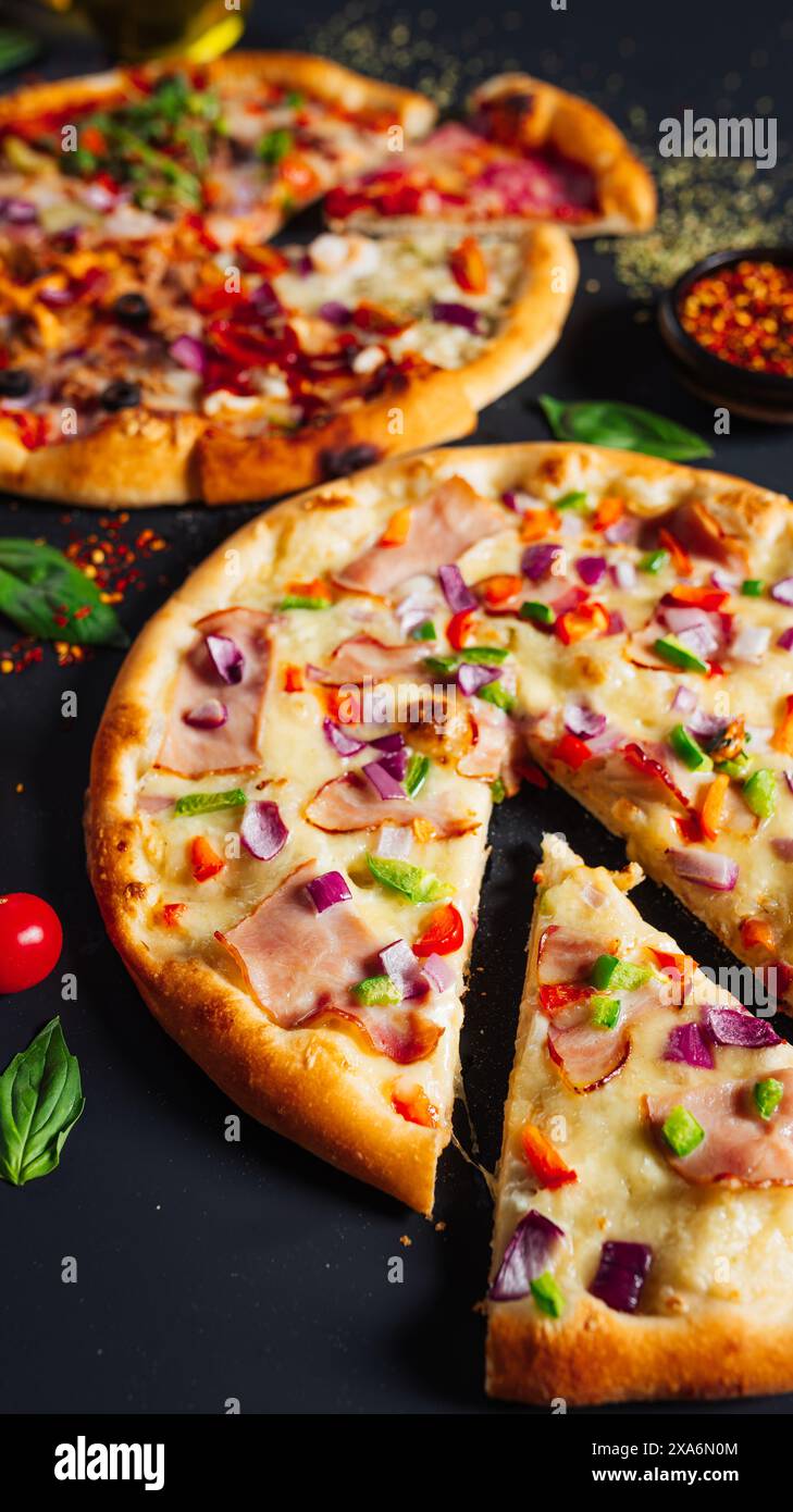 Pizze assortite sul tavolo con salse da immersione Foto Stock