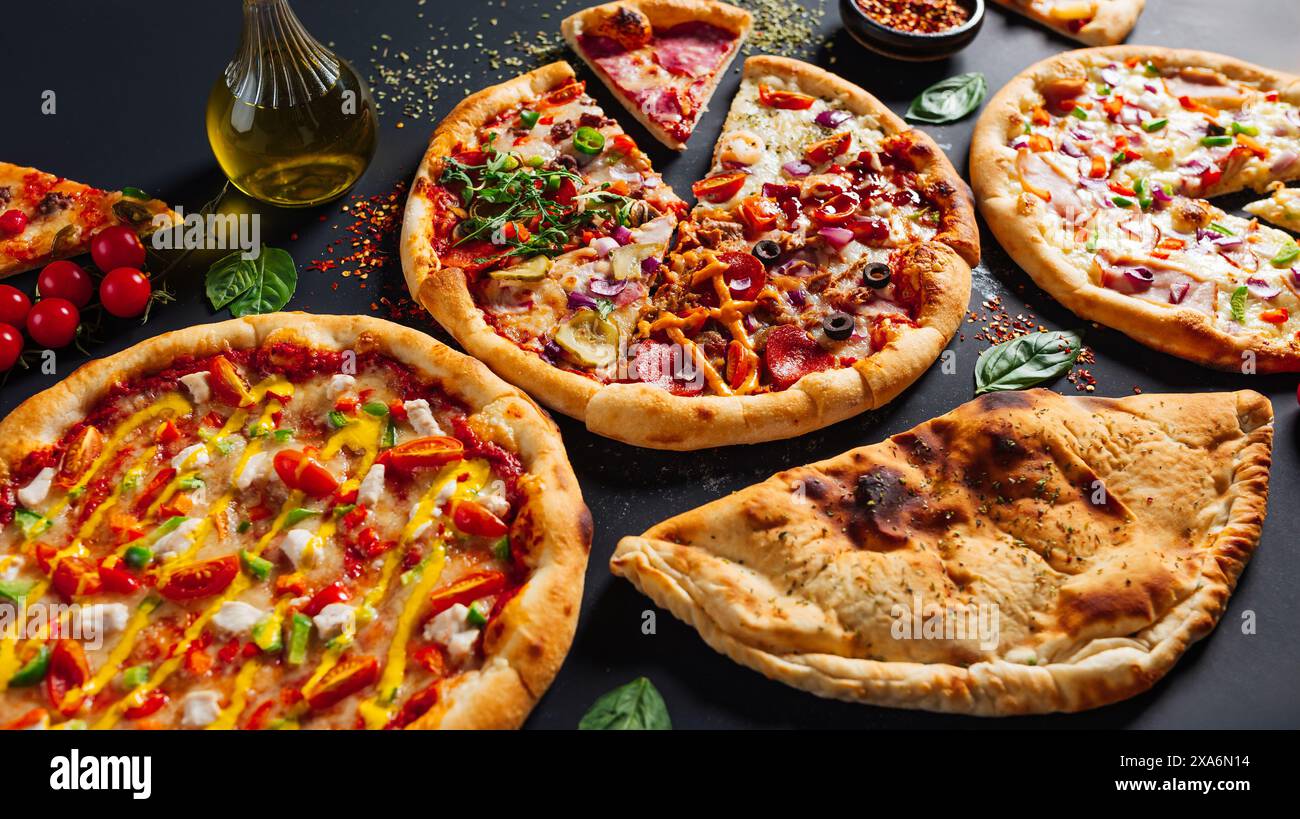 Pizze assortite con varie salse Foto Stock