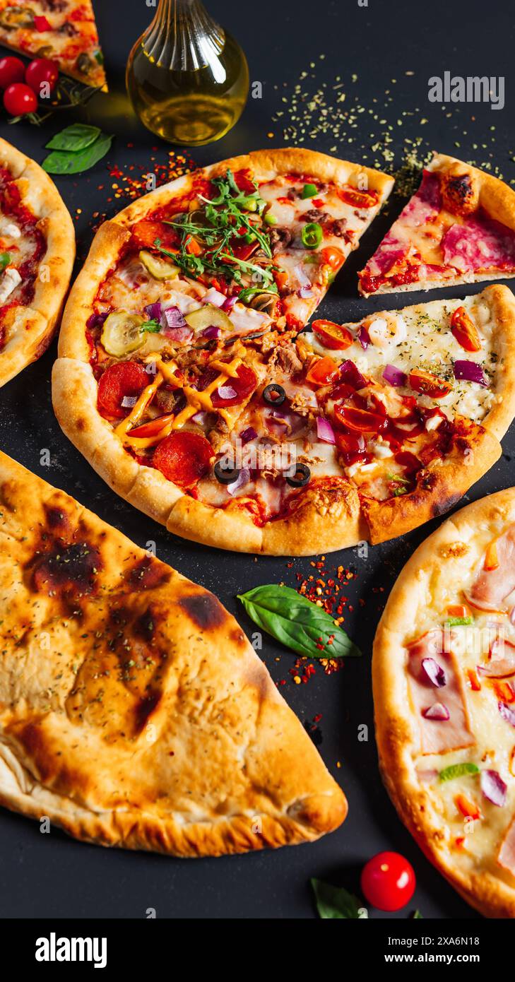 Quattro mini pizze con formaggio e olive su un tavolo Foto Stock