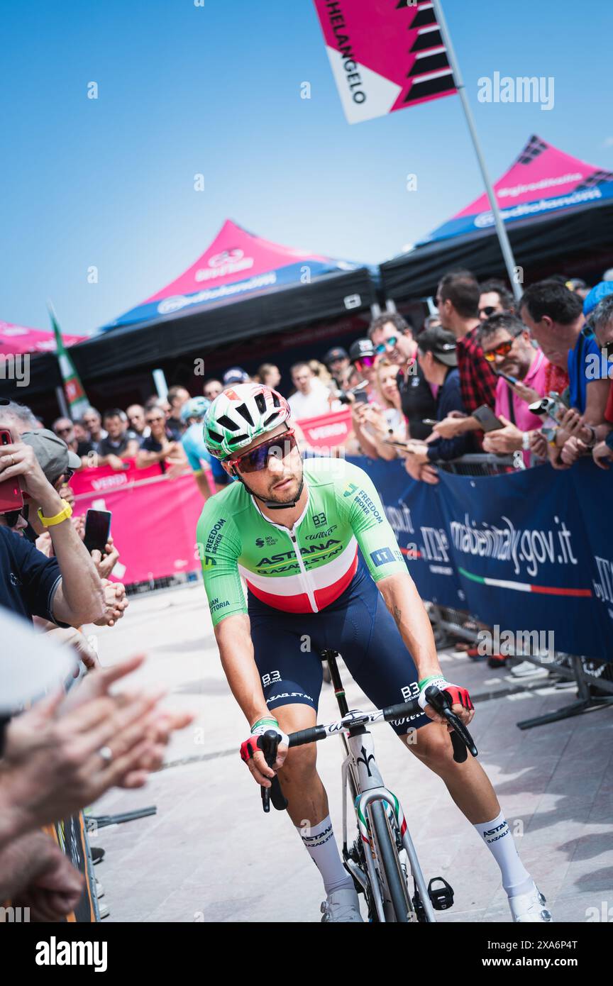 Un ciclista con persone che fotografano sullo sfondo Foto Stock