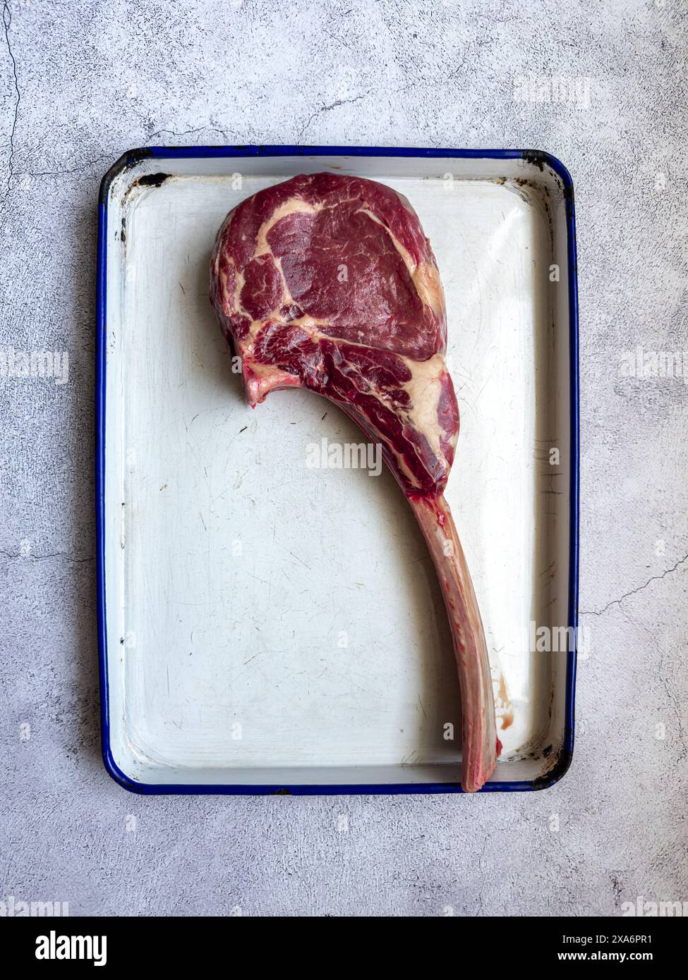 Una vista verticale dall'alto di una bistecca di tomahawk cruda tagliata Foto Stock