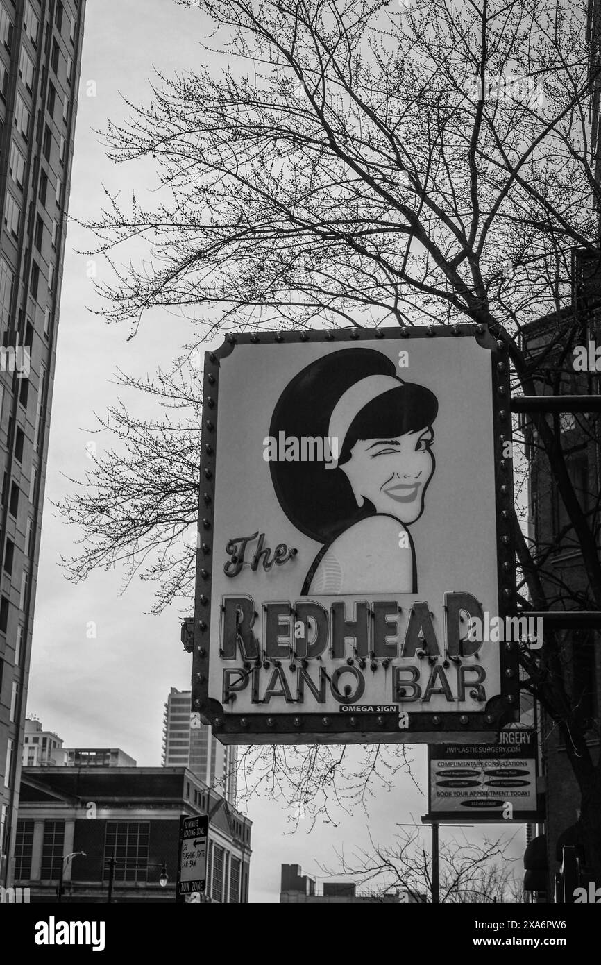 Un bllboard che promuove un piano bar in una strada di Chicago Foto Stock