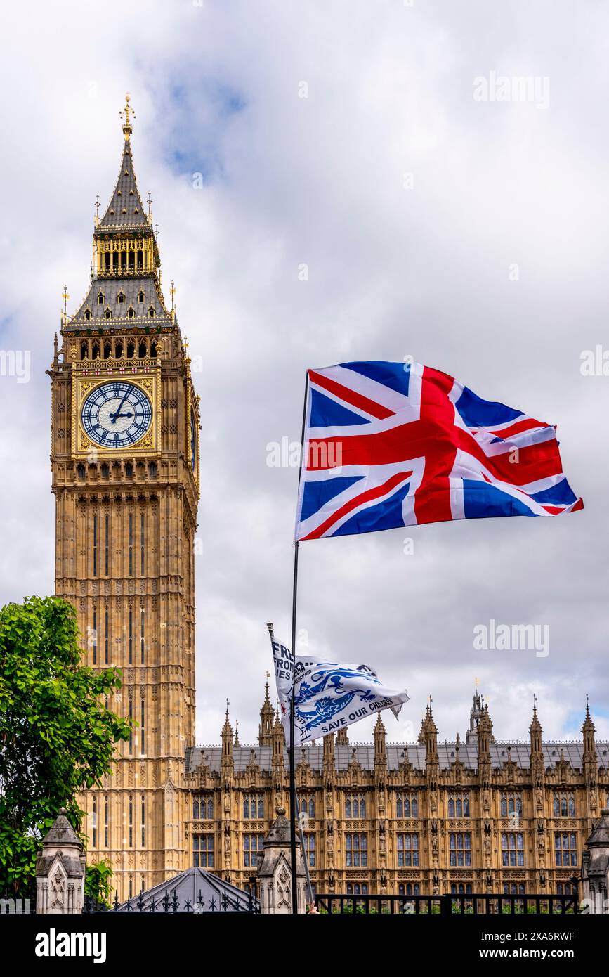 A Union Flag (alias Union Jack) volando accanto al Big Ben (alias Queen Elizabeth Tower) Westminster, Londra, Regno Unito. Foto Stock